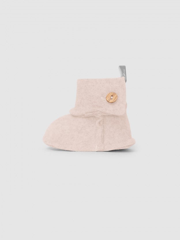 Petites bottes en maille polaire en coton biologique avec bouton Petites bottes en maille polaire en coton biologique avec bouton