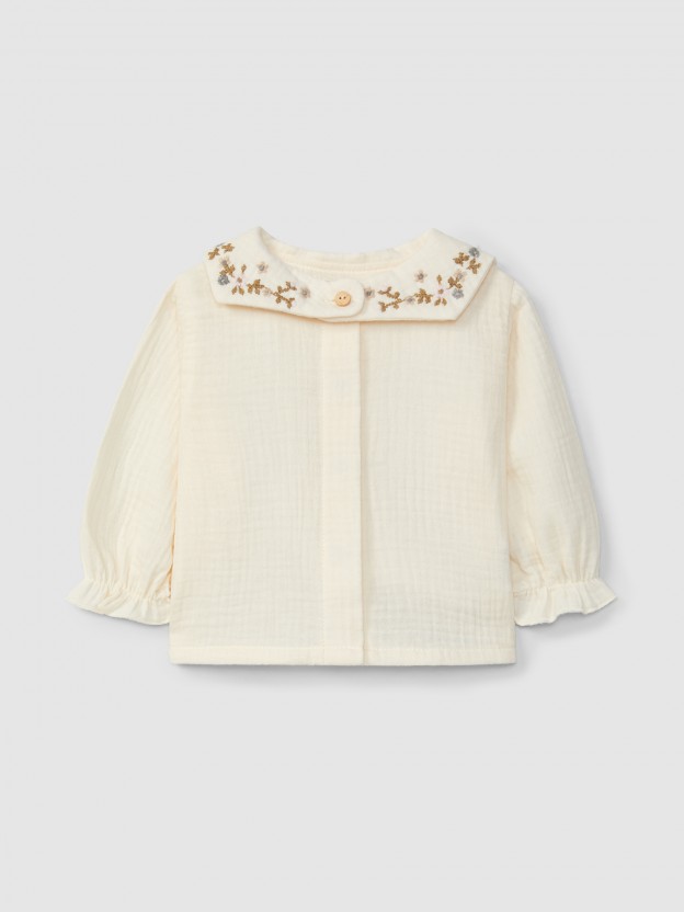 Blusa de muselina con cuello de flores bordadas Blusa de muselina con cuello de flores bordadas