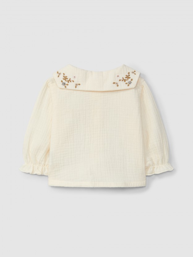 Blusa de muselina con cuello de flores bordadas Blusa de muselina con cuello de flores bordadas