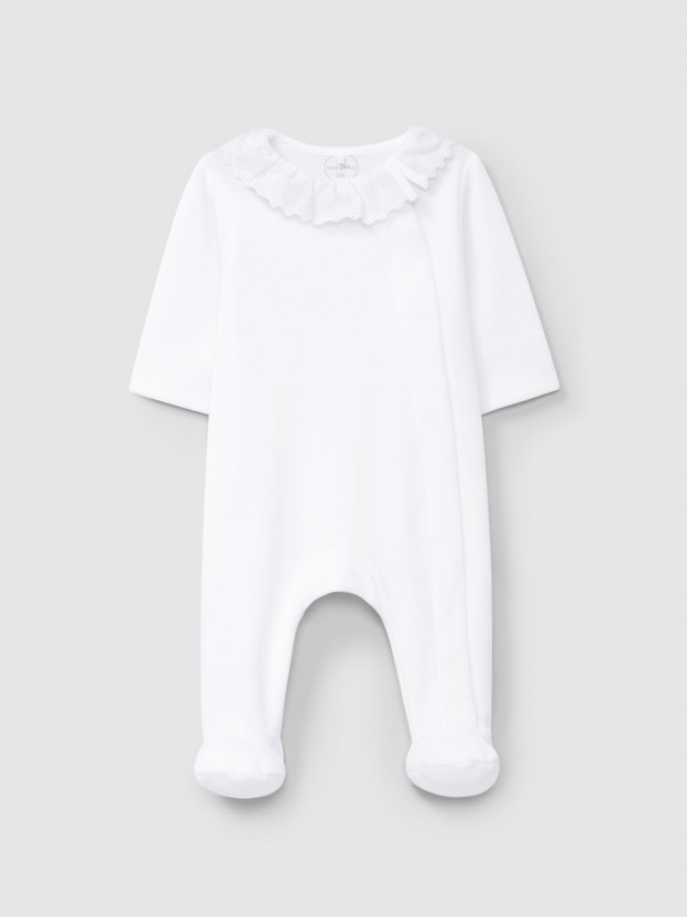 Babygrow em veludo com gola de folho bordado delicado