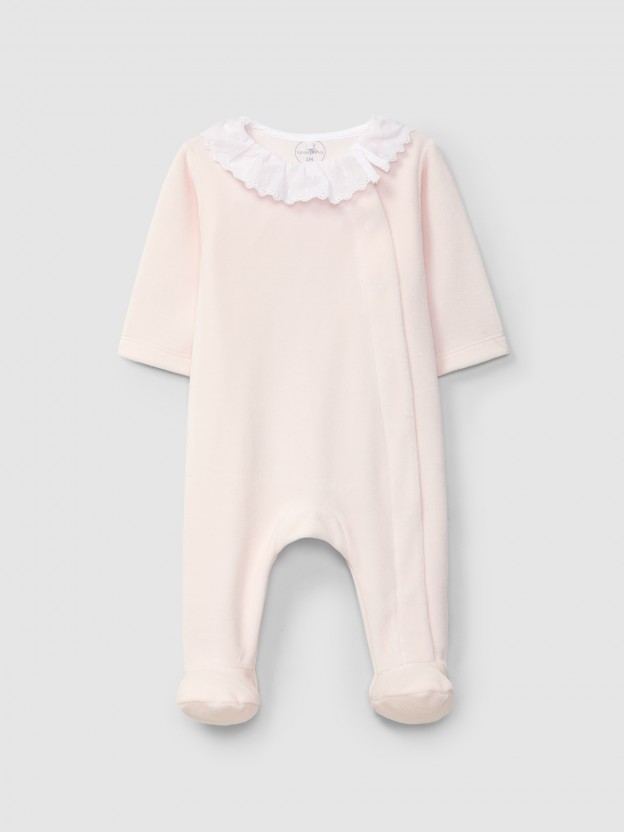 Babygrow em veludo com gola de folho bordado delicado