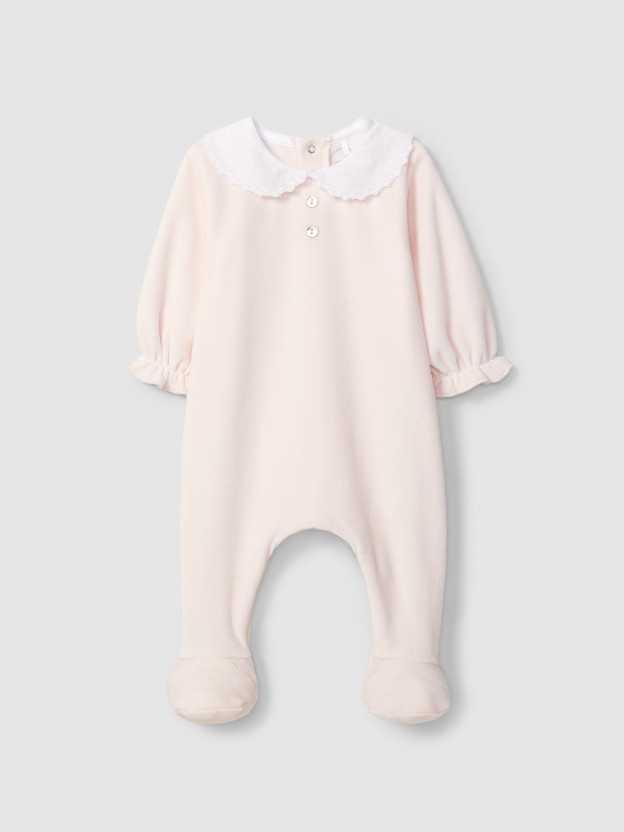 Babygrow em veludo com gola redonda bordado delicado
