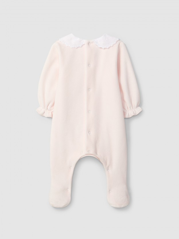 Babygrow em veludo com gola redonda bordado delicado