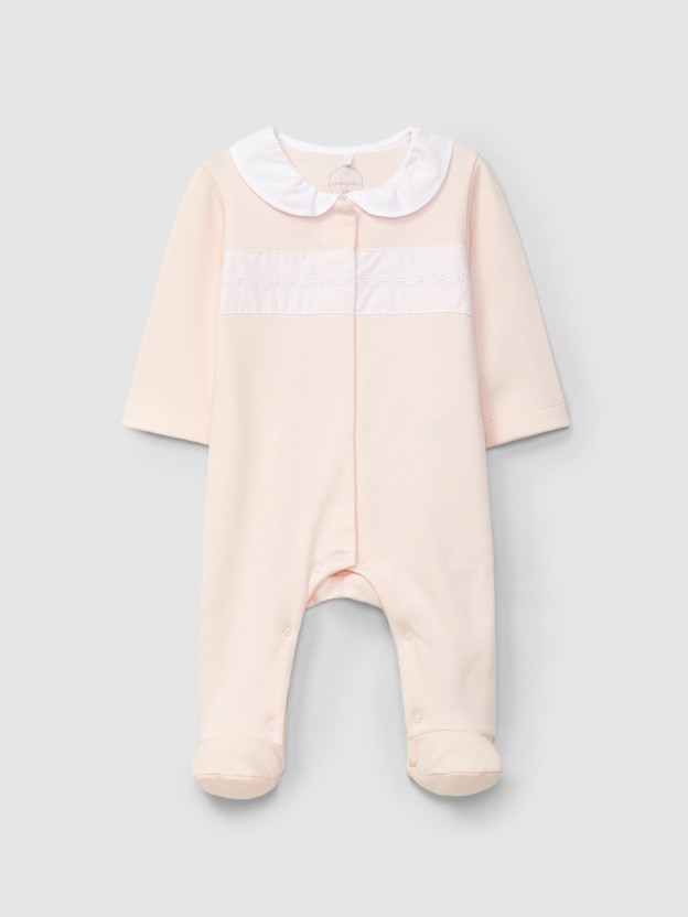 Babygrow gola franzida e detalhe de flores bordadas no peito