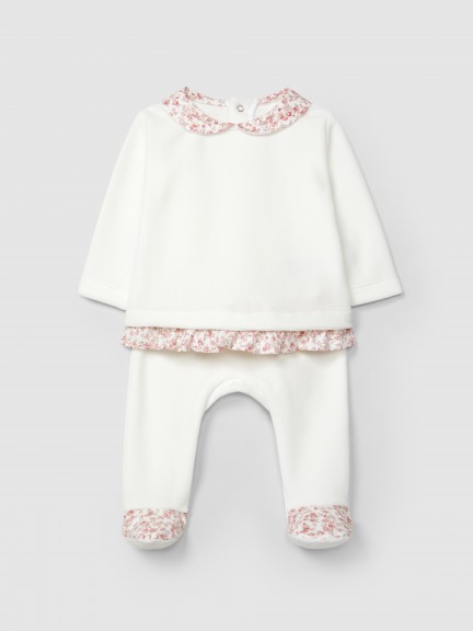 Traje de dos piezas con detalles de estampado foral