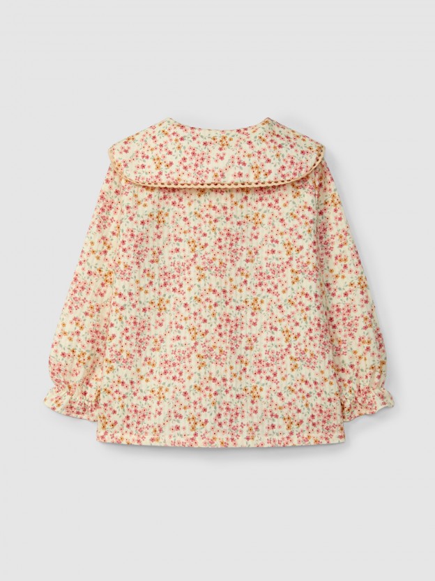 Blusa floral com detalhe de renda na gola