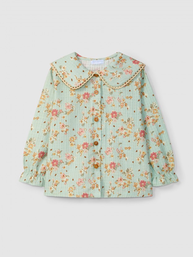 Blusa floral com detalhe de renda na gola