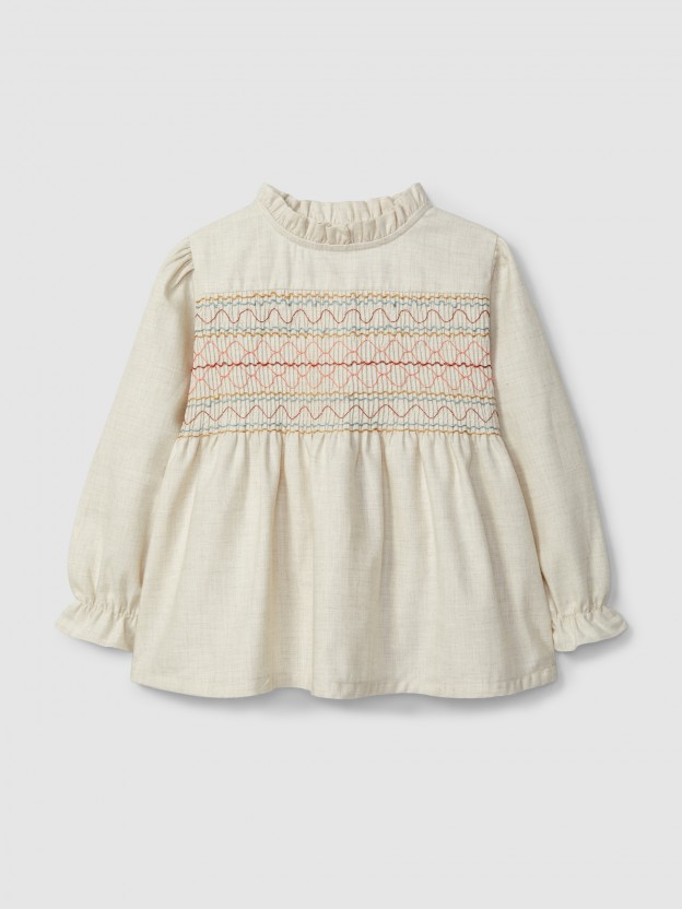 Blusa com smocks e detalhes em folho