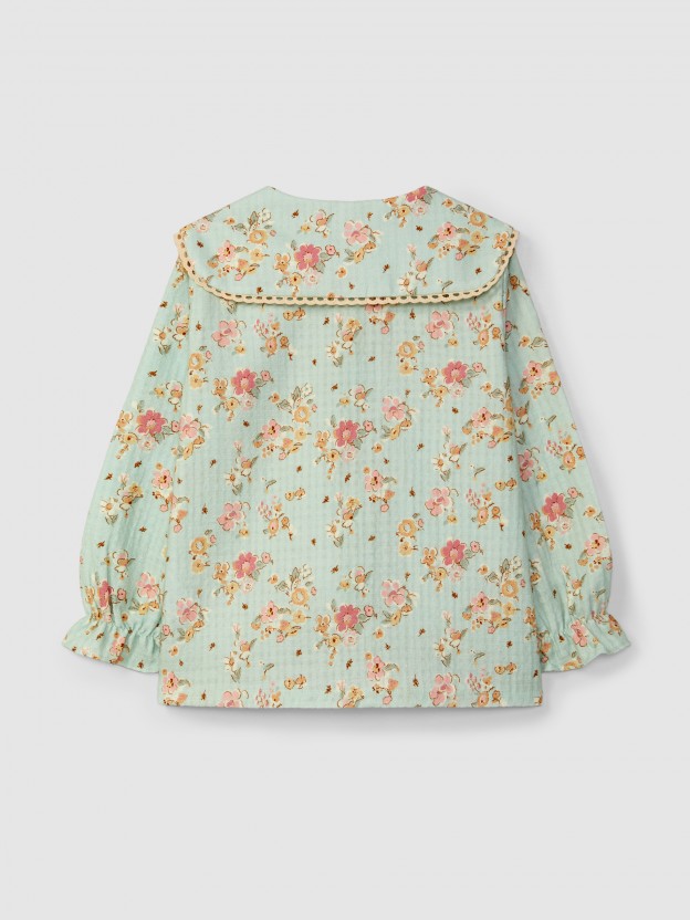 Blusa floral com detalhe de renda na gola