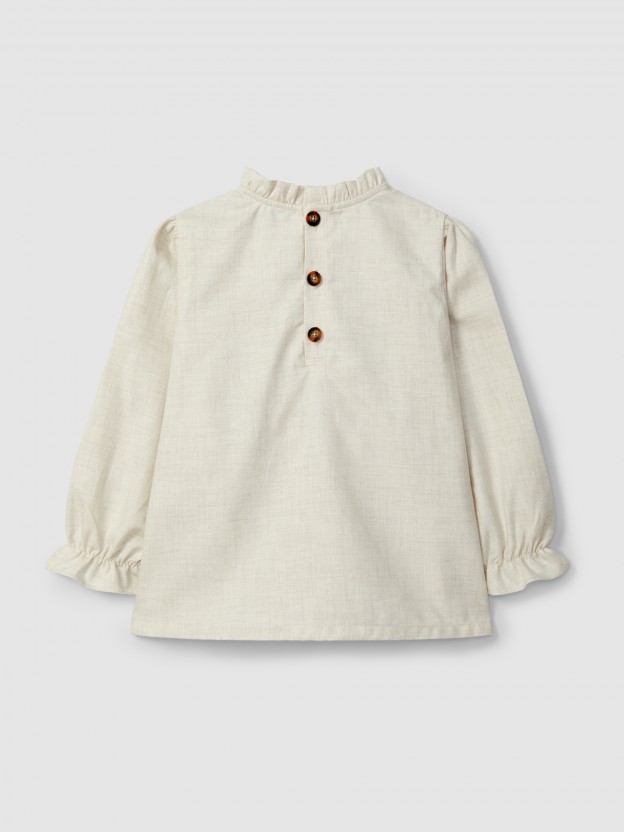 Blusa com smocks e detalhes em folho