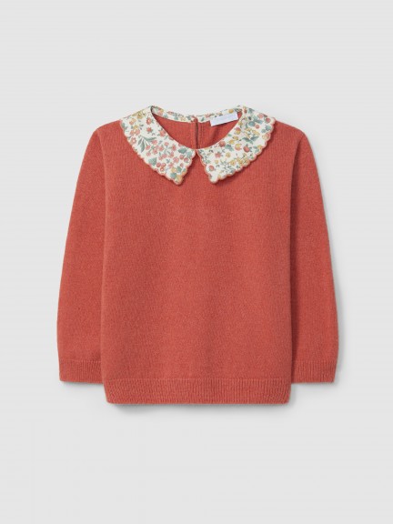 Knitted jumper with fabric collar