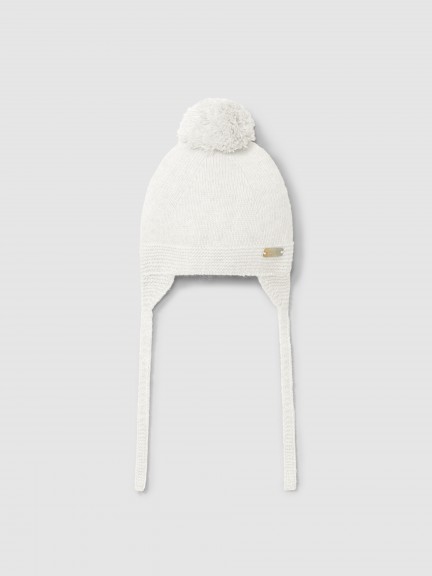 Knitted beanie with pom-pom