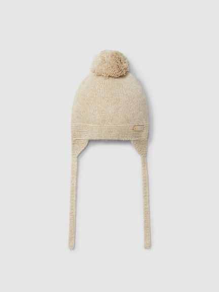 Knitted beanie with pom-pom