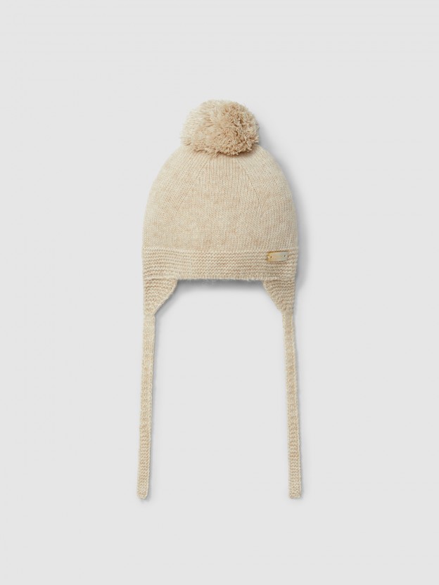 Knitted beanie with pom-pom