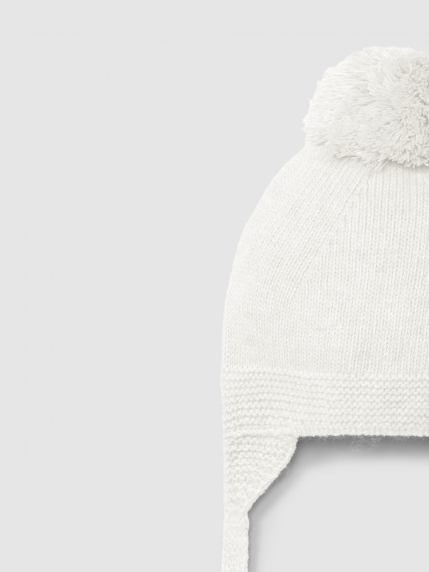 Knitted beanie with pom-pom