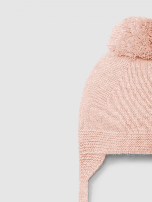 Knitted beanie with pom-pom