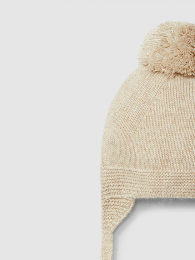 Knitted beanie with pom-pom