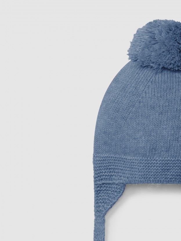 Knitted beanie with pom-pom