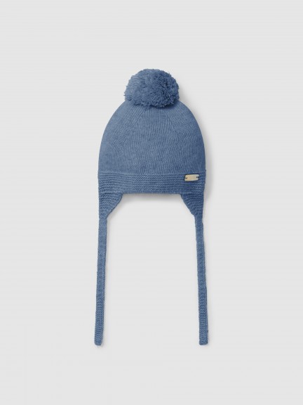 Knitted beanie with pom-pom