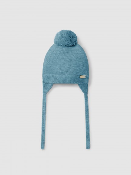Knitted beanie with pom-pom