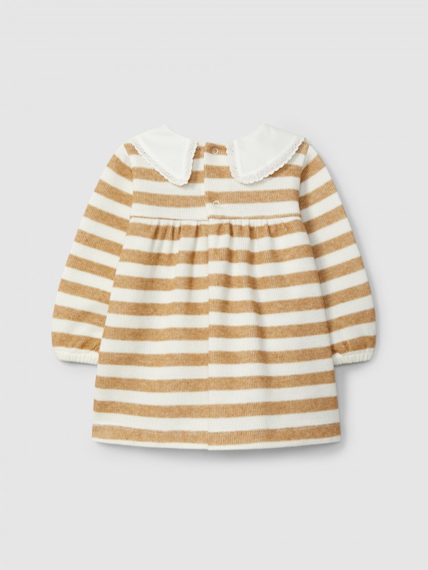 Robe  rayures avec dtail en dentelle au col