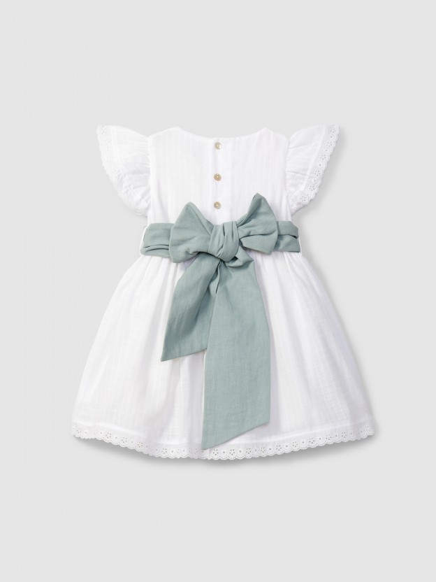 Vestido con fajn y detalles bordados