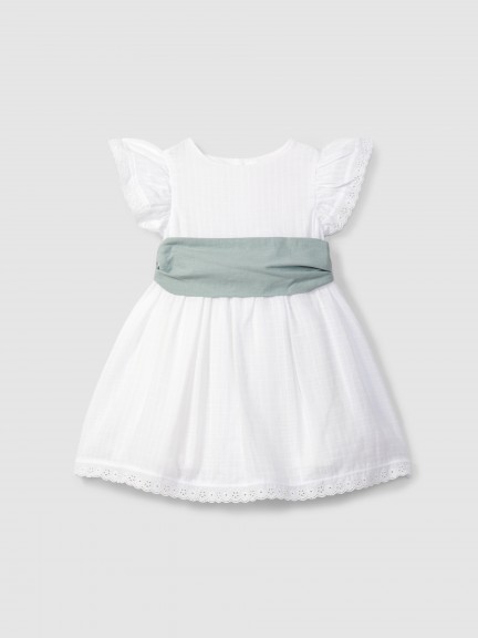 Vestido con fajn y detalles bordados