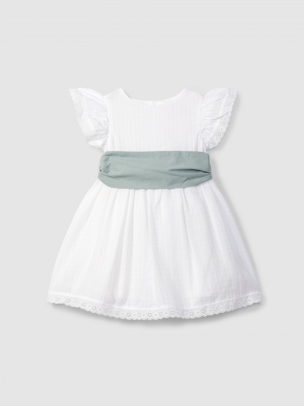 Vestido con fajn y detalles bordados