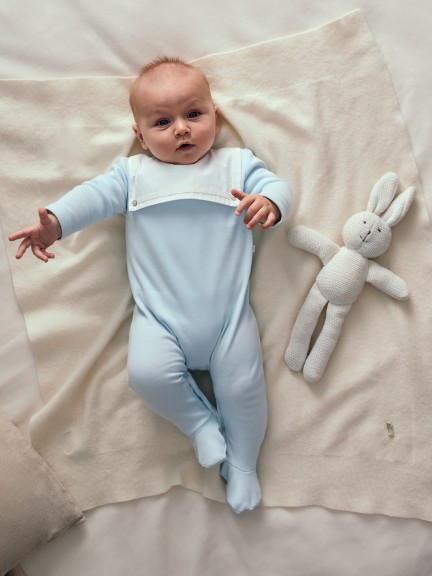 Babygrow sem gola com detalhe de fita bordada