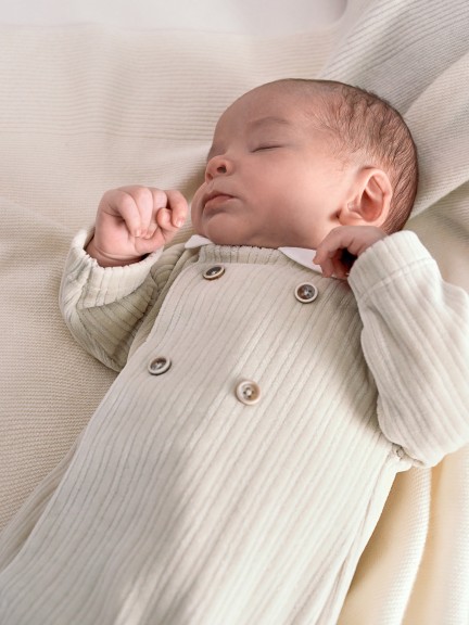Babygrow em veludo canelado com botes decorativos