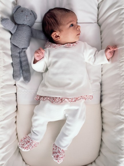 Traje de dos piezas con detalles de estampado foral