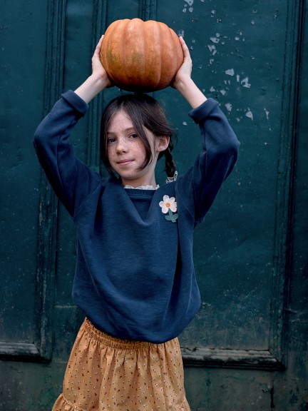 Flower sweatshirt and English embroidery detail