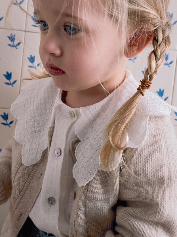 Blouse en tissu textur  col en broderie anglaise