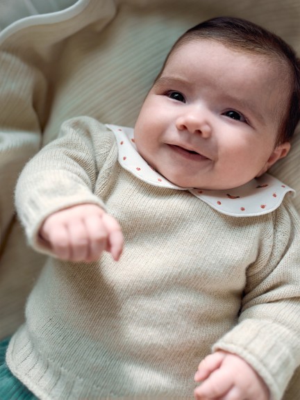 Pull tricot avec col en tissu brod