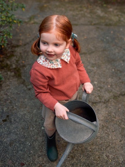 Knitted jumper with fabric collar