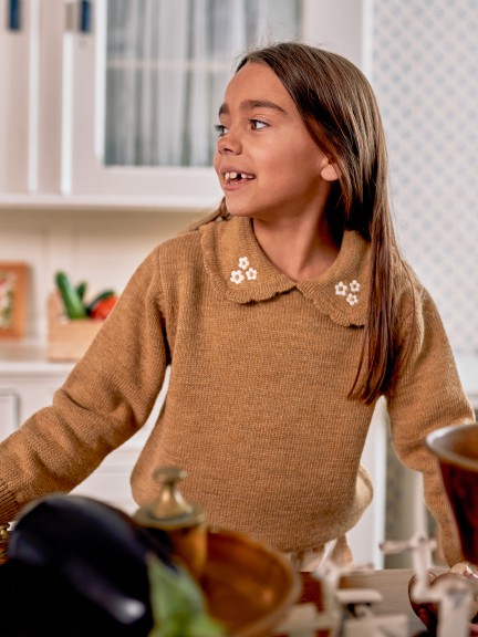 Knitted jumper embroidered flower collar
