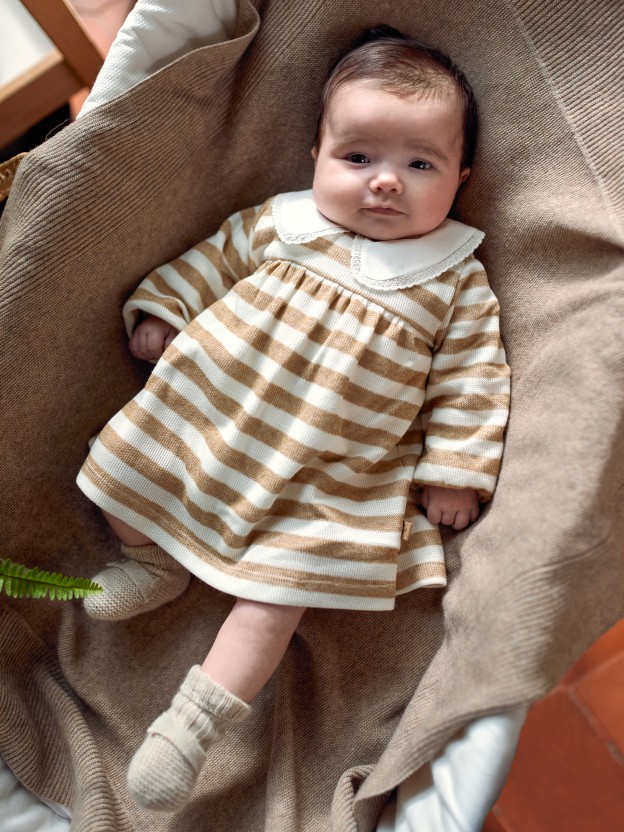 Robe  rayures avec dtail en dentelle au col