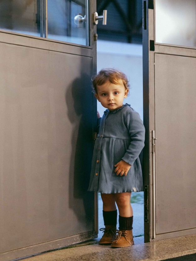 Vestido em malha canelada com gola de folho