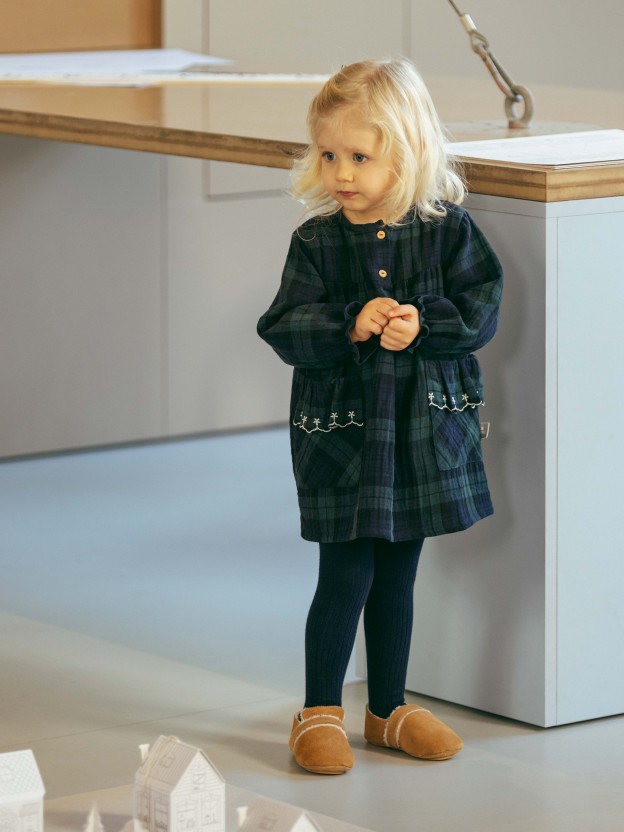 Robe carreaux avec dtail de poches avec volant brod