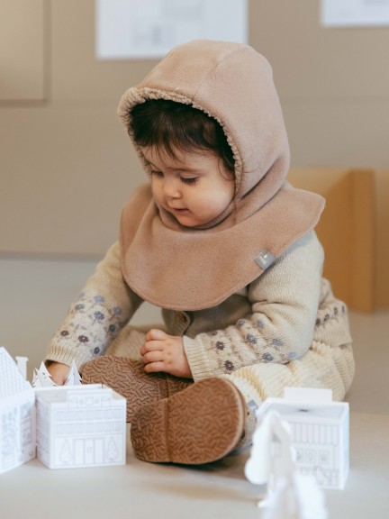 Gorro polar com gola