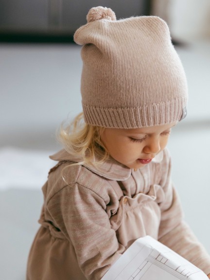 Gorro tricotado com pom-pom